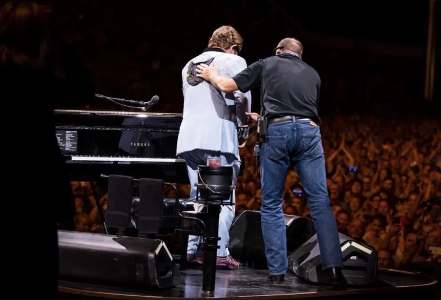 O Elton John κατέρρευσε στην συναυλία του