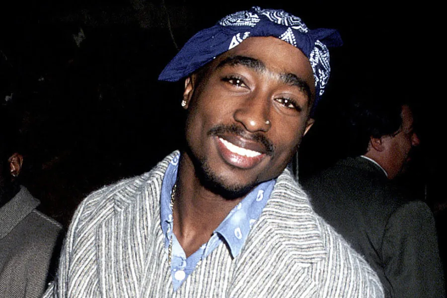 Ο Tupac Shakur με μπλε μπαντάνα και ριγέ σακάκι