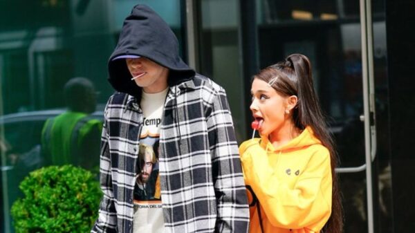 Ο Pete Davidson κατηγορεί την Ariana Grande για την παρενόχληση από τους paparazzi!