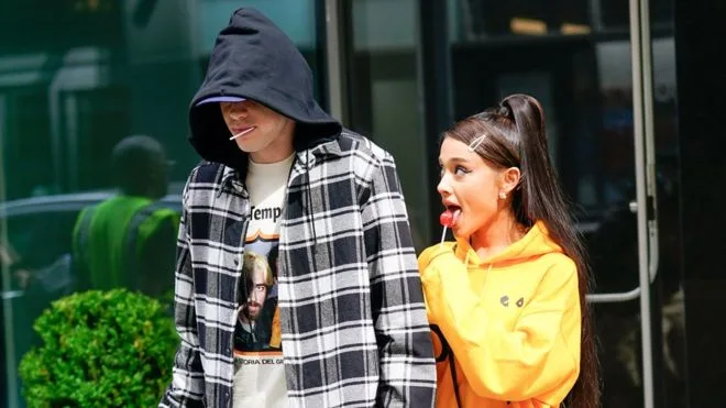 Ο Pete Davidson κατηγορεί την Ariana Grande για την παρενόχληση από τους paparazzi!