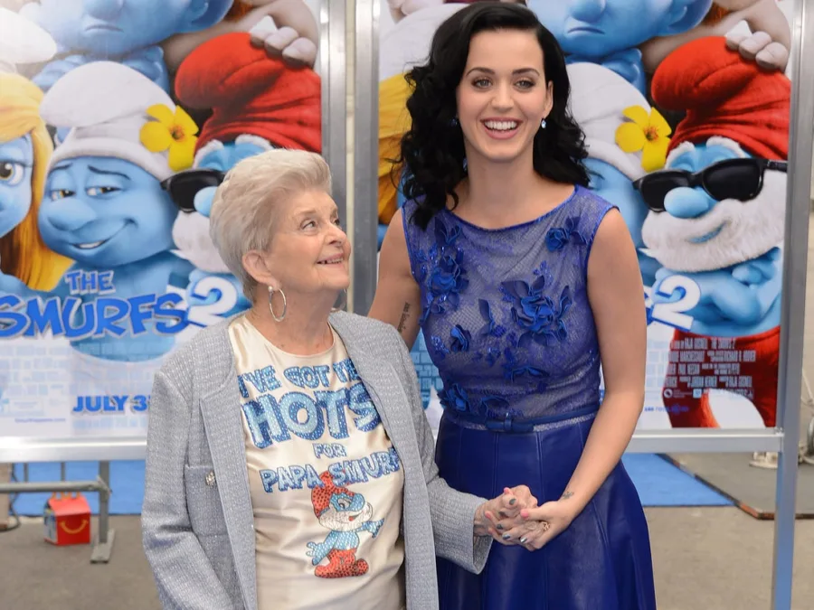 Η Katy Perry με τη γιαγιά της σε πρεμιέρα της ταινίας The Smurfs 2.
