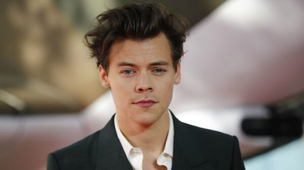 Ο Harry Styles «μένει σπίτι» και μαθαίνει νέες γλώσσες