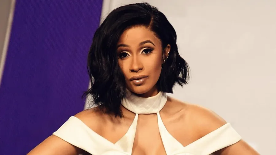 Η Cardi B κατηγορεί τους stars του Hollywood για συνωμοσία σχετικά με τον κορονοϊό