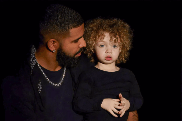 O Drake δημοσίευσε για πρώτη φορά φωτογραφία του δίχρονου γιου του με το αρχαιοελληνικό όνομα!