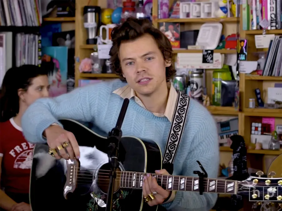 Ο Harry Styles κάνει συναυλία μέσα από ένα γραφείο!