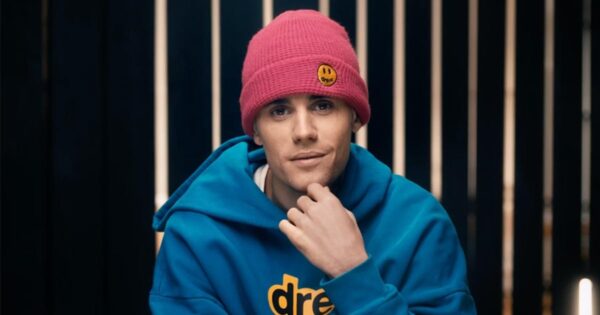 Ο Justin Bieber βρίσκει αφορμή να κάνει push-ups ημίγυμνος μέσα από το νέο challenge του Instagram!