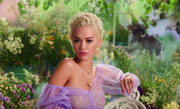 Η Rita Ora συνεργάζεται με τον Bob Geldof ενάντια στον κορονοϊό!