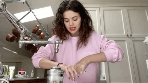 Η Selena Gomez σου μαθαίνει πως γίνεται το σωστό πλύσιμο χεριών μέσα από το νέο challenge #SafeHands!