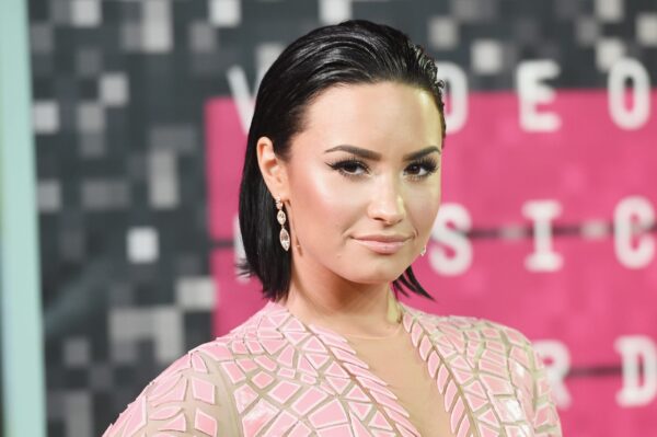 Η Demi Lovato στέλνει γεύματα σε οικογένειες, προτρέποντας και τους υπόλοιπους stars να κάνουν το ίδιο.