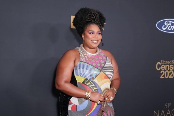 Η Lizzo δωρίζει γεύματα στους ανθρώπους που δουλεύουν στον τομέα της υγείας σε Seattle και Minesota!