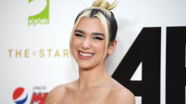 H εμφάνιση της Dua Lipa από το σπίτι μαζί με τους μουσικούς και τις χορεύτριες της έγινε viral!