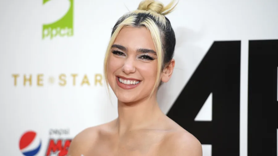 H εμφάνιση της Dua Lipa από το σπίτι μαζί με τους μουσικούς και τις χορεύτριες της έγινε viral!