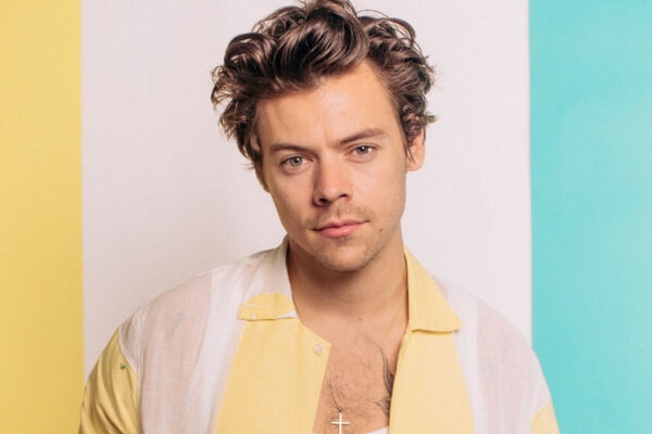 O Harry Styles σχεδιάζει μπλουζάκια και τα πουλάει για την αντιμετώπιση του κορονοϊού!