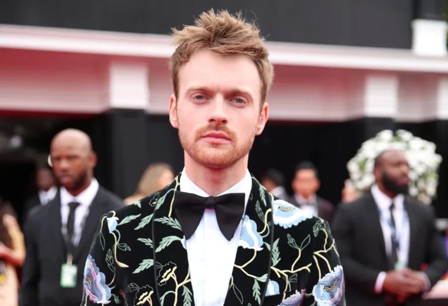 O Finneas «καλεί» τους 2,4 εκατομμύρια followers του να τον βοηθήσουν να βρει έναν κλέφτη!