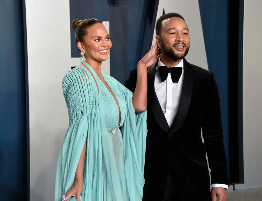 H Chrissy Teigen «τα έβαλε» με τον σύζυγό της, John Legend και διέρρευσε το νέο ακυκλοφόρητο album του!