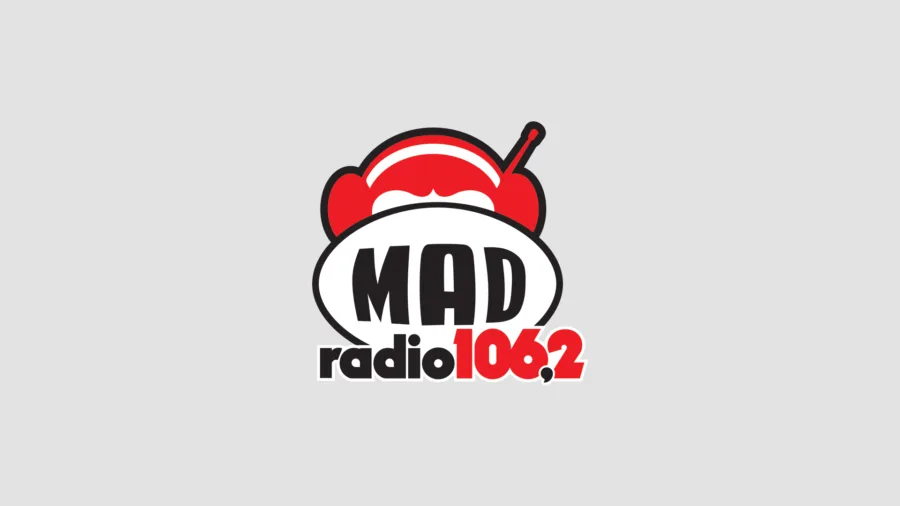 Το λογότυπο του Mad Radio 106.2 σε γκρι φόντο.