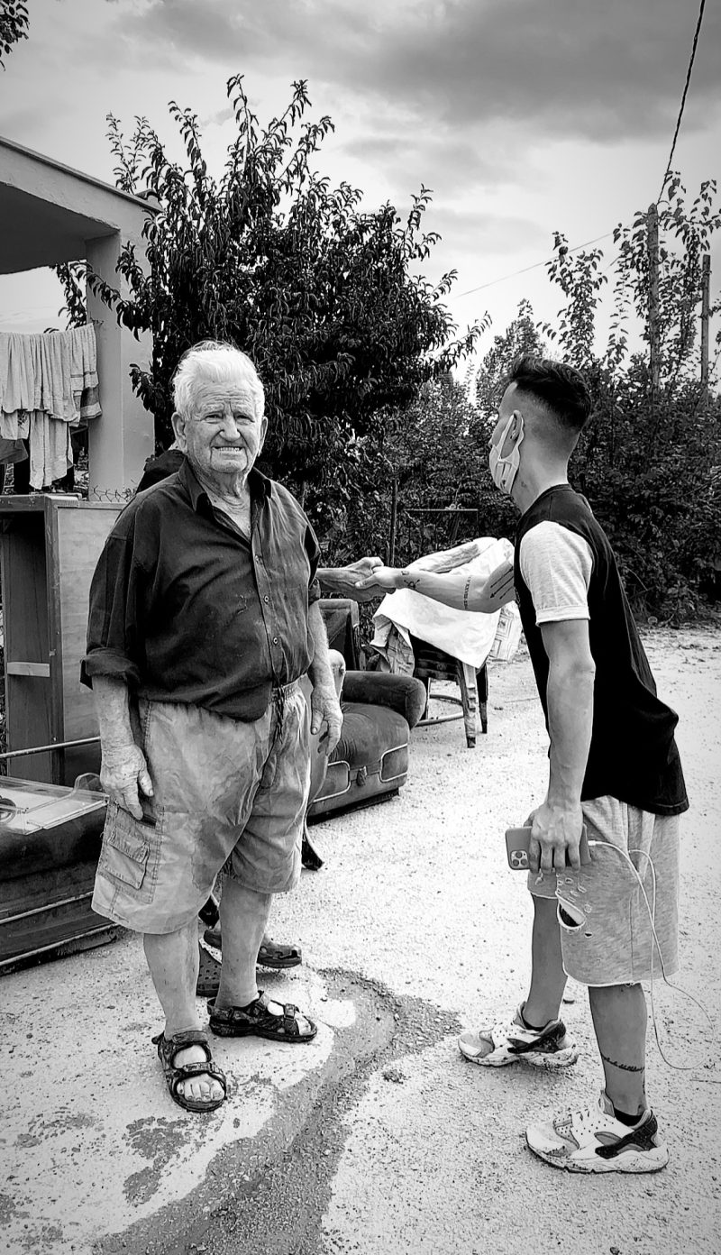 Ο Βαγγέλης Νάκης χαιρετά έναν ηλικιωμένο άνδρα στην Καρδίτσα.