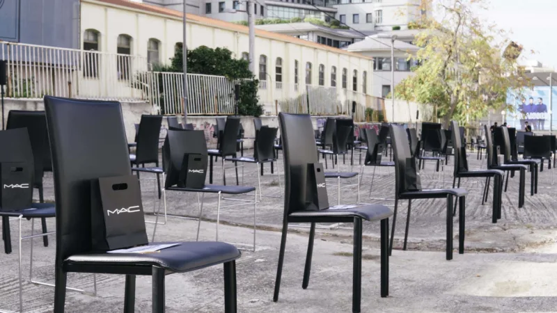 Σειρές από μαύρες καρέκλες σε εξωτερικό χώρο για το NGFL.