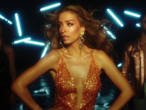 Η Ελένη Φουρέιρα σε βάζει στο απόλυτο disco mood με το νέο της single “Light It Up”!
