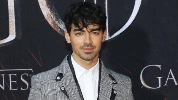 O Joe Jonas «γίνεται» ροζ για καλό σκοπό!