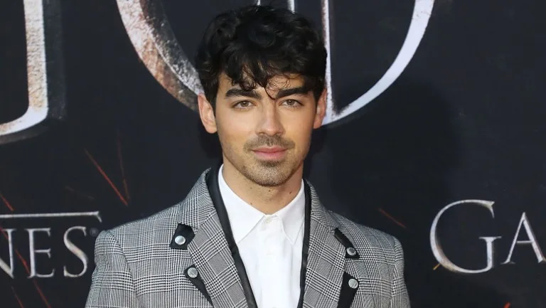 O Joe Jonas «γίνεται» ροζ για καλό σκοπό!