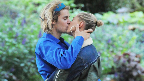 H Hailey Bieber ντρεπόταν να φιλάει δημόσια τον Justin Bieber!