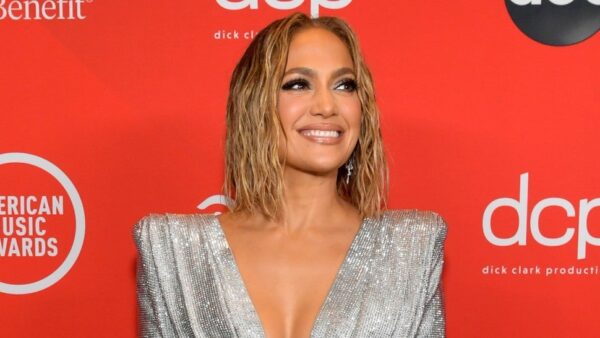H JLO ποζάρει γυμνή και ρίχνει το Instagram!