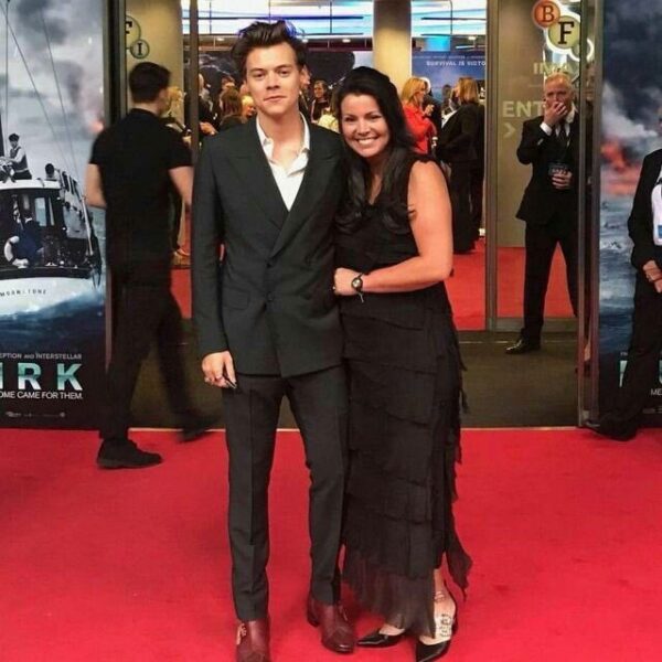 H μαμά του Harry Styles είναι αντίθετη στις αρνητικές κριτικές που δέχτηκε ο γιός της!