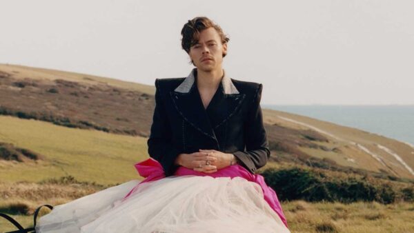 O Harry Styles γίνεται ο 1ος άνδρας στο εξώφυλλο της ιστορίας της Vogue!