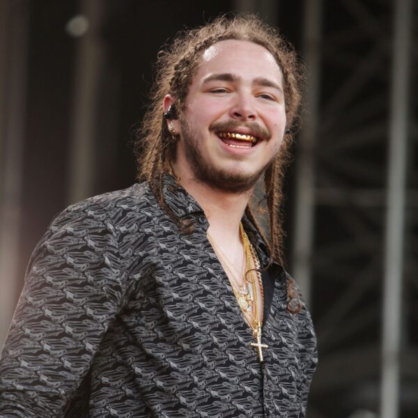 O Post Malone έκανε δώρο παπούτσια σε μαθητές!