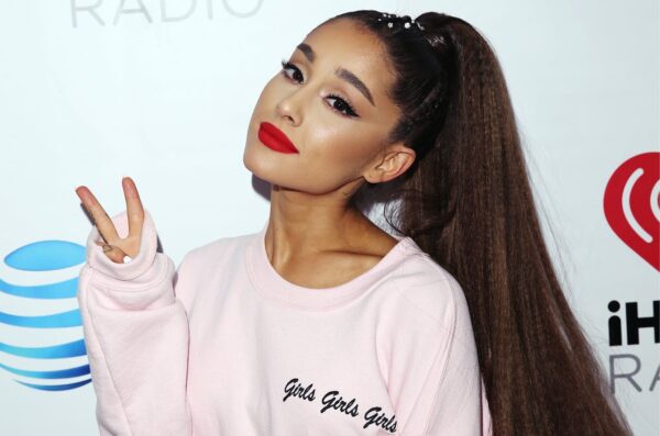 H Ariana Grande μεταμορφώνεται σε Άι Βασίλη και μοιράζει χριστουγεννιάτικα δώρα!