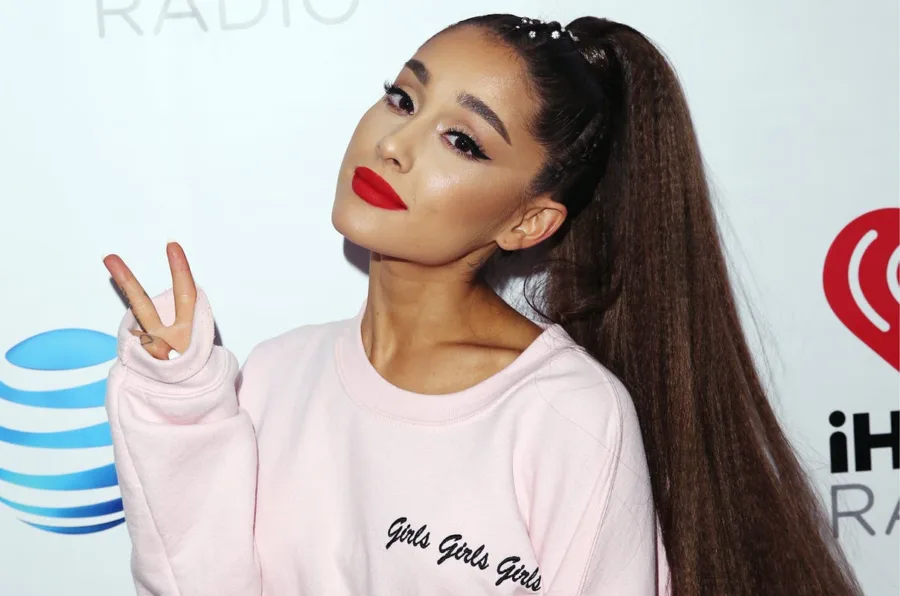 H Ariana Grande μεταμορφώνεται σε Άι Βασίλη και μοιράζει χριστουγεννιάτικα δώρα!