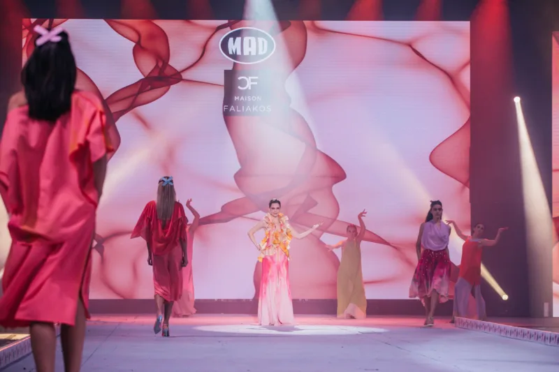 Μοντέλα σε πασαρέλα για το MadWalk 2020 by Serkova Crystal Pure.