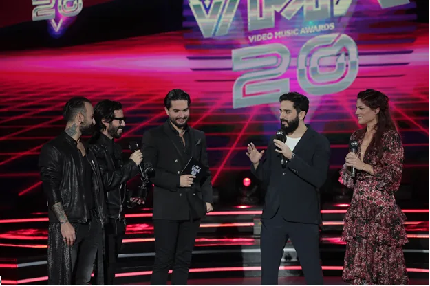 Καλλιτέχνες στη σκηνή των Mad Video Music Awards 2020.