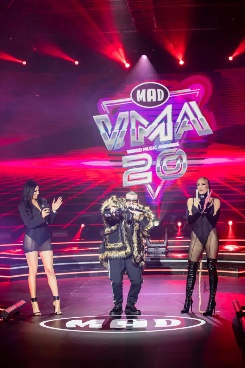 Τρεις καλλιτέχνες στη σκηνή των Mad Video Music Awards 2023.
