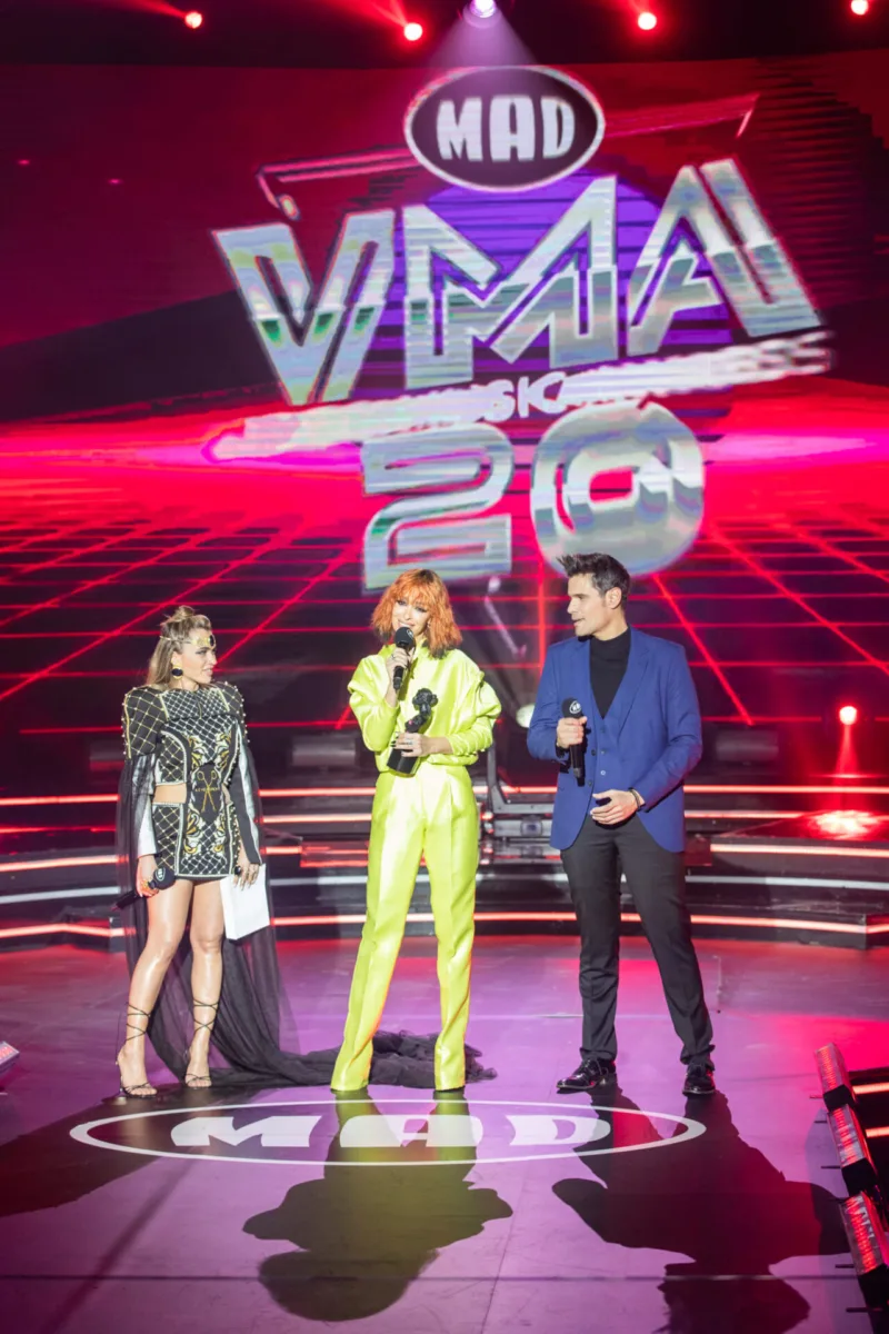 Τρεις παρουσιαστές στη σκηνή των Mad Video Music Awards.
