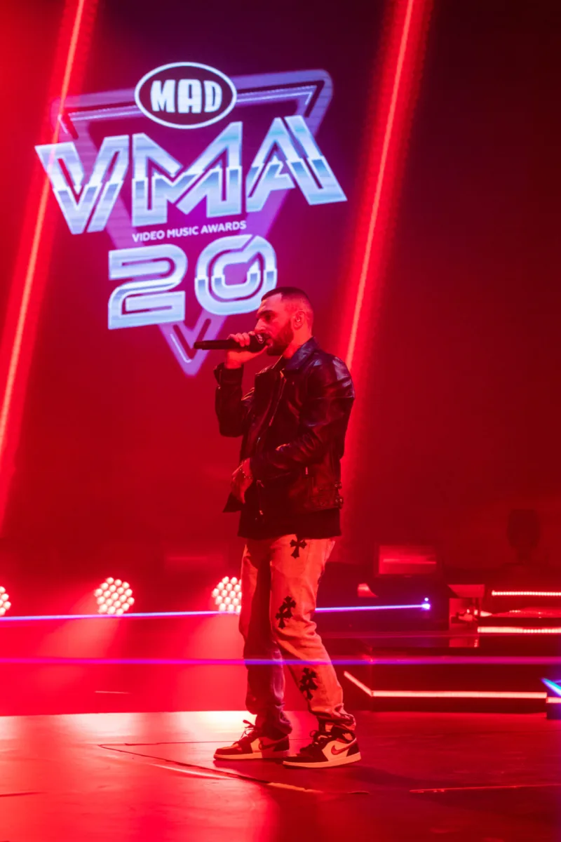 Καλλιτέχνης στη σκηνή των Mad Video Music Awards 2020.