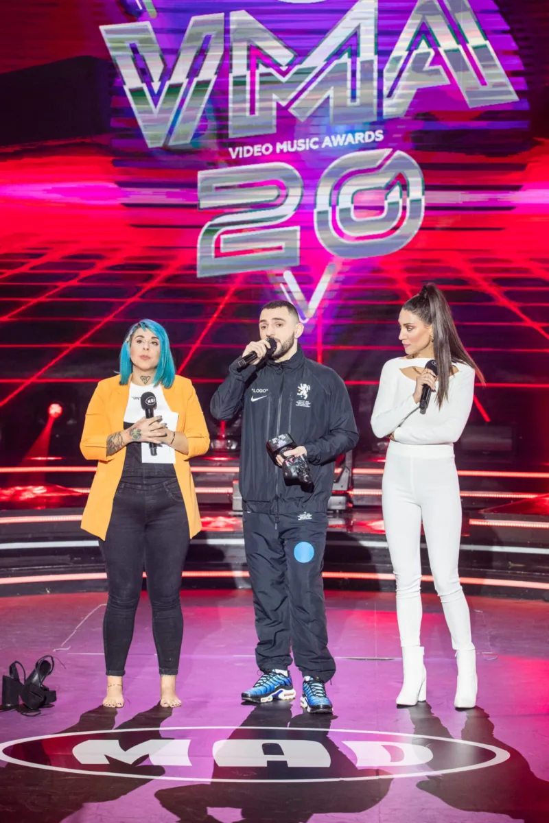 Τρεις καλλιτέχνες στη σκηνή των Mad Video Music Awards 2020.