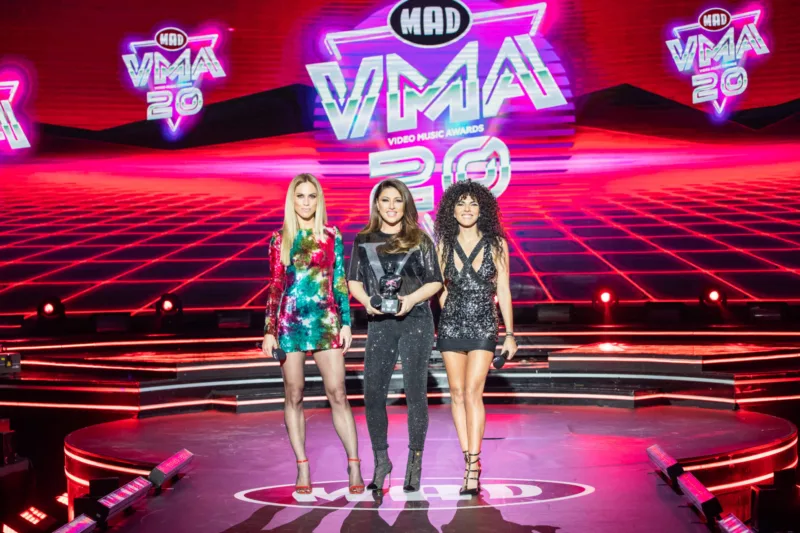 Τρεις γυναίκες καλλιτέχνες στη σκηνή των Mad Video Music Awards 2020.