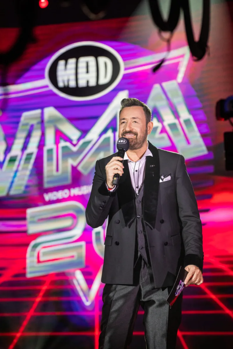 Παρουσιαστής στη σκηνή των Mad Video Music Awards.