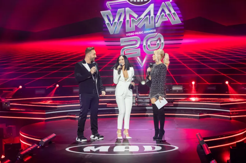 Τρεις παρουσιαστές στη σκηνή των Mad Video Music Awards 2020.
