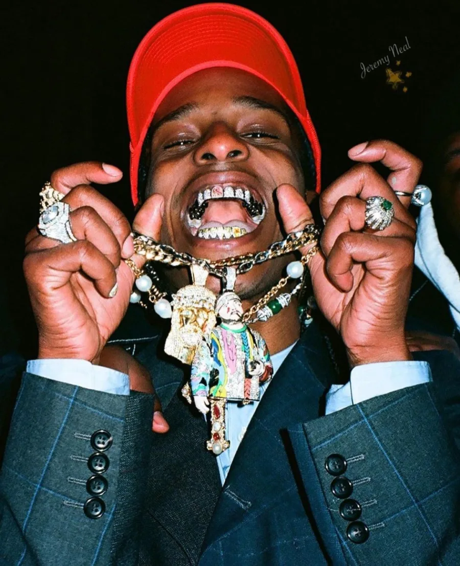 Ο A$AP Rocky με εντυπωσιακά grills στα δόντια και πολλά κοσμήματα.