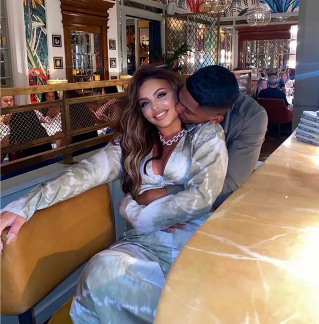 Η Jesy Nelson σε τρυφερή στιγμή με τον σύντροφό της σε εστιατόριο.