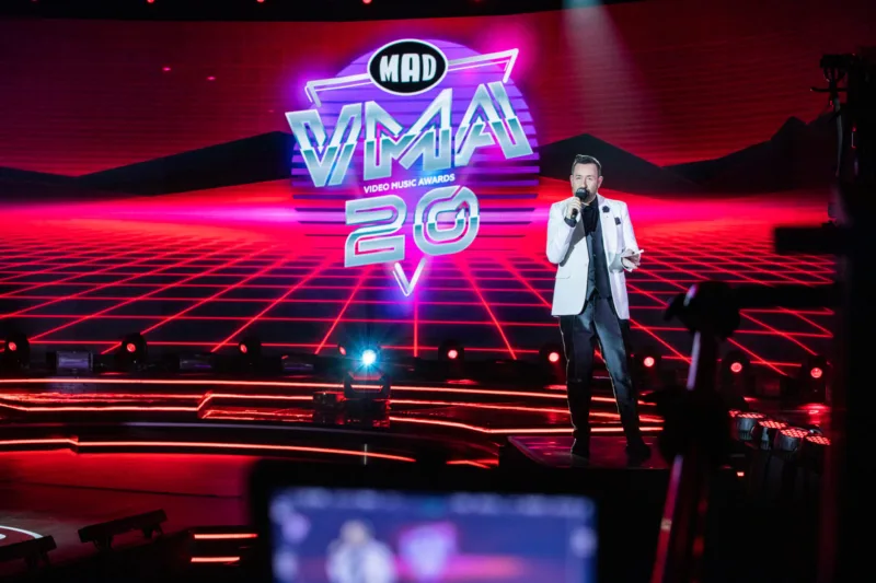 Παρουσιαστής στη σκηνή των Mad Video Music Awards 2020.