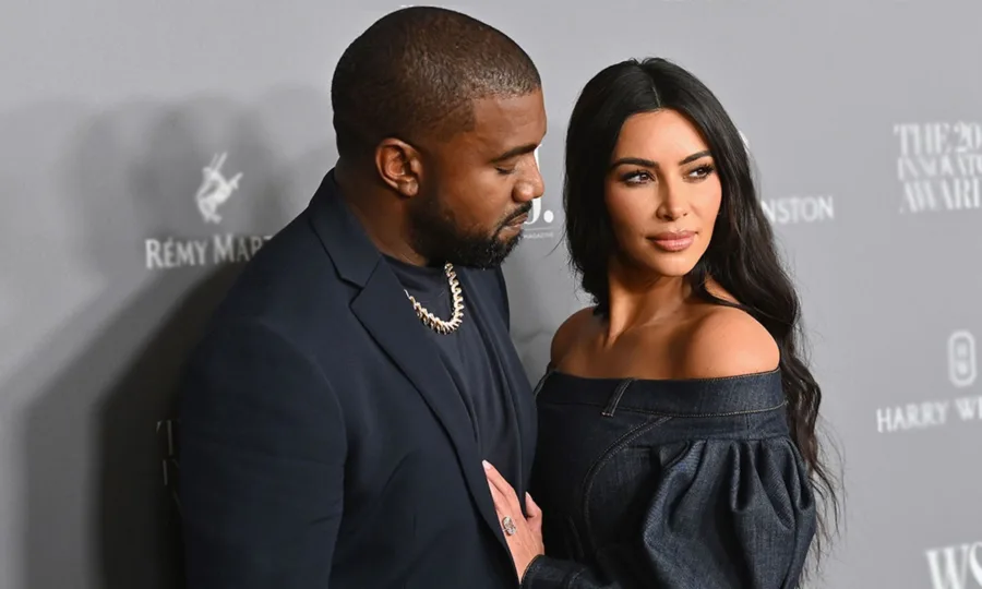 Ο Kanye West και η Kim Kardashian σε επίσημη εκδήλωση.