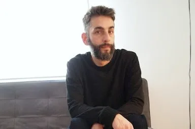 Ο Sotiris Georgiou σε εσωτερικό χώρο