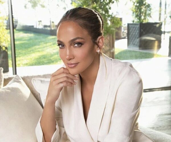 H Jennifer Lopez απαντά σε σχόλιο hater και… Τον κολλάει στον τοίχο!