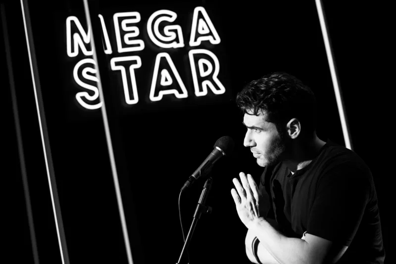 Ο Πέτρος Ιακωβίδης στη σκηνή του Mega Star.