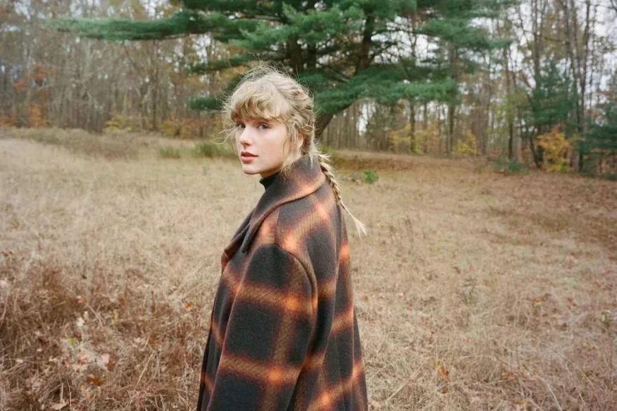 Η Taylor Swift σε εξωτερικό χώρο με καρό παλτό