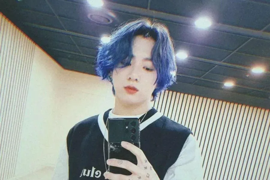 Ο Jungkook των BTS με μπλε μαλλιά βγάζει selfie στον καθρέφτη